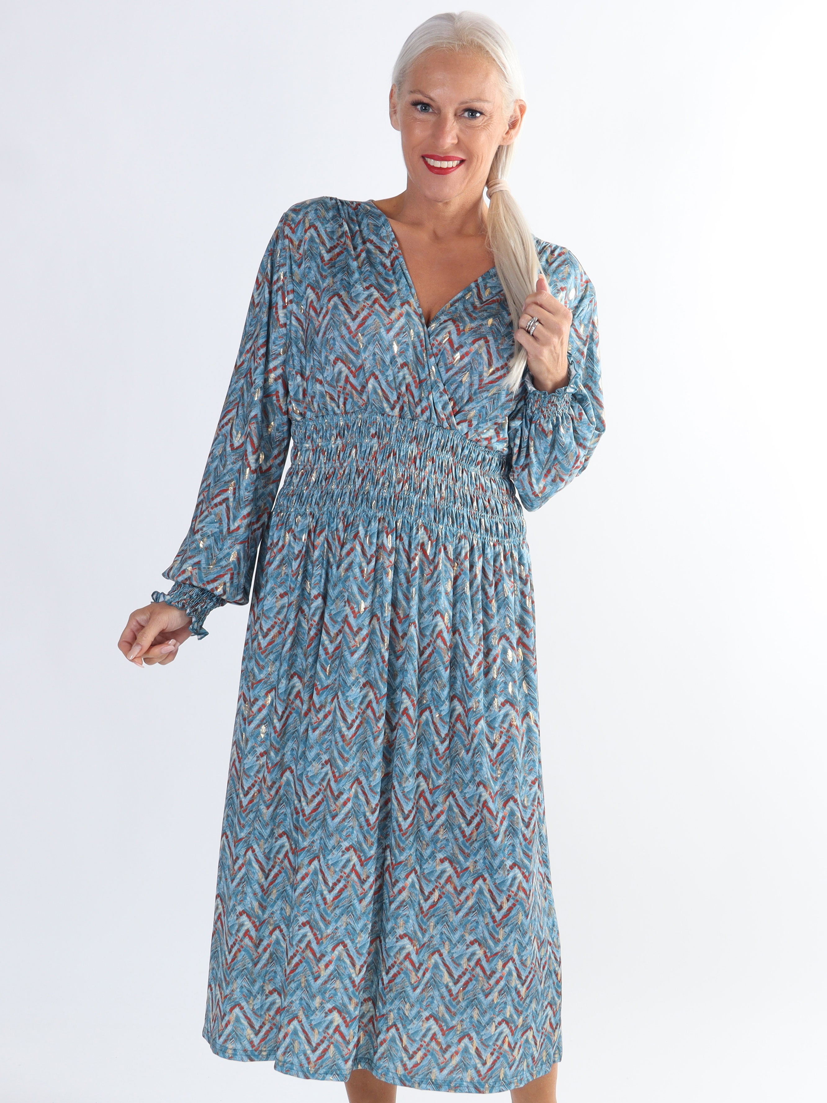 Pams ZigZag Midi L/S - Plus size klänning i skrynkelfritt tyg med långa ärmar